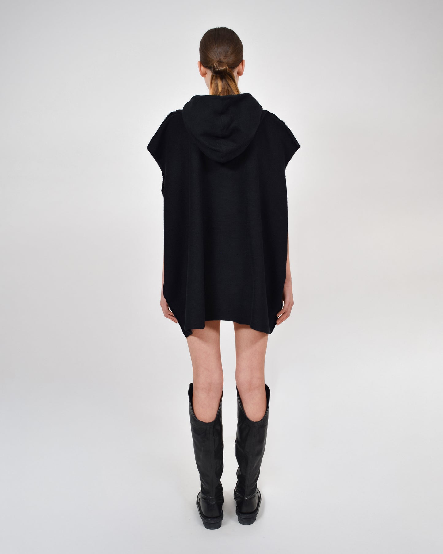 SLEEVELESS INVERTED HOODY