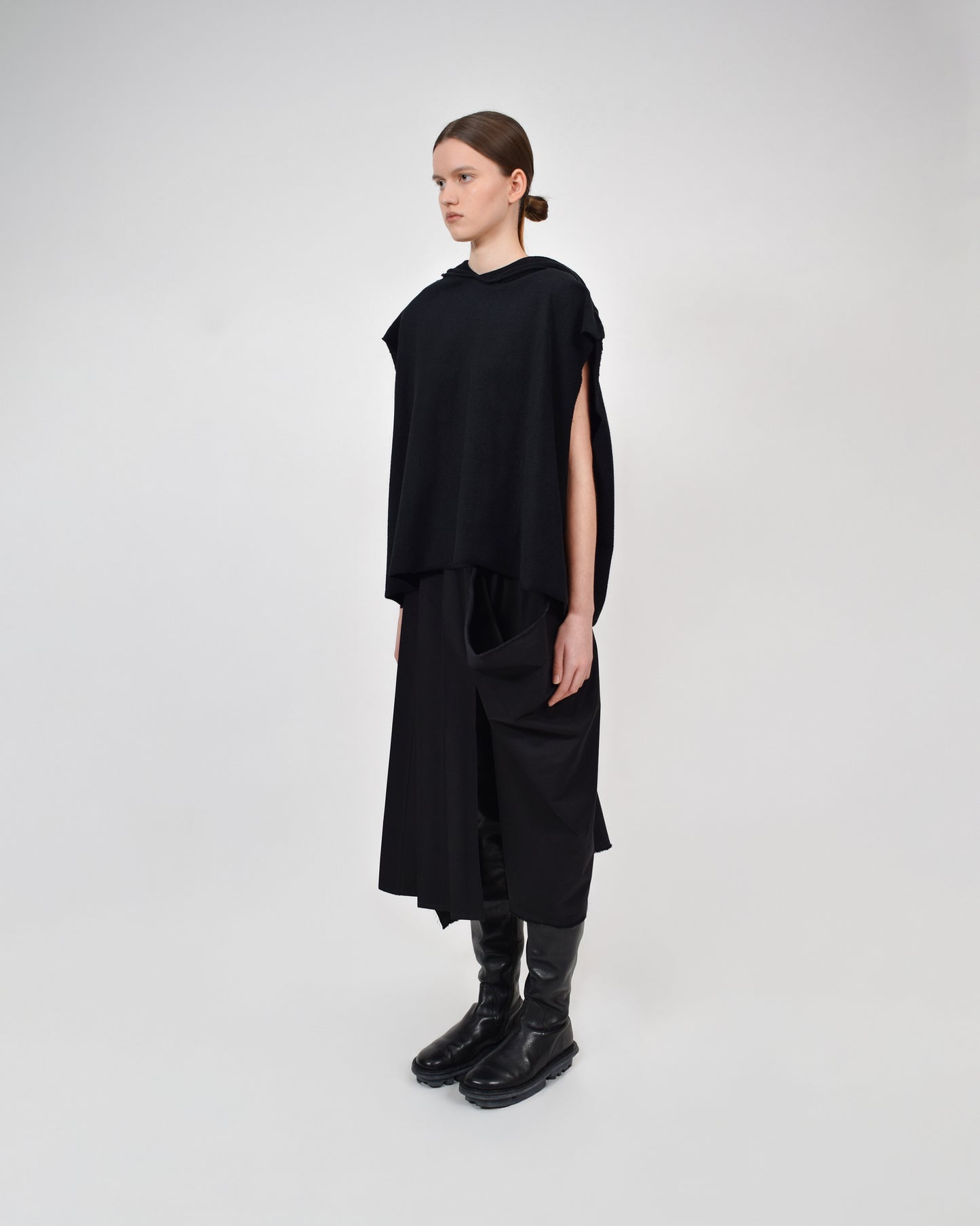 SQUARE SLEEVELESS INVERTED HOODY