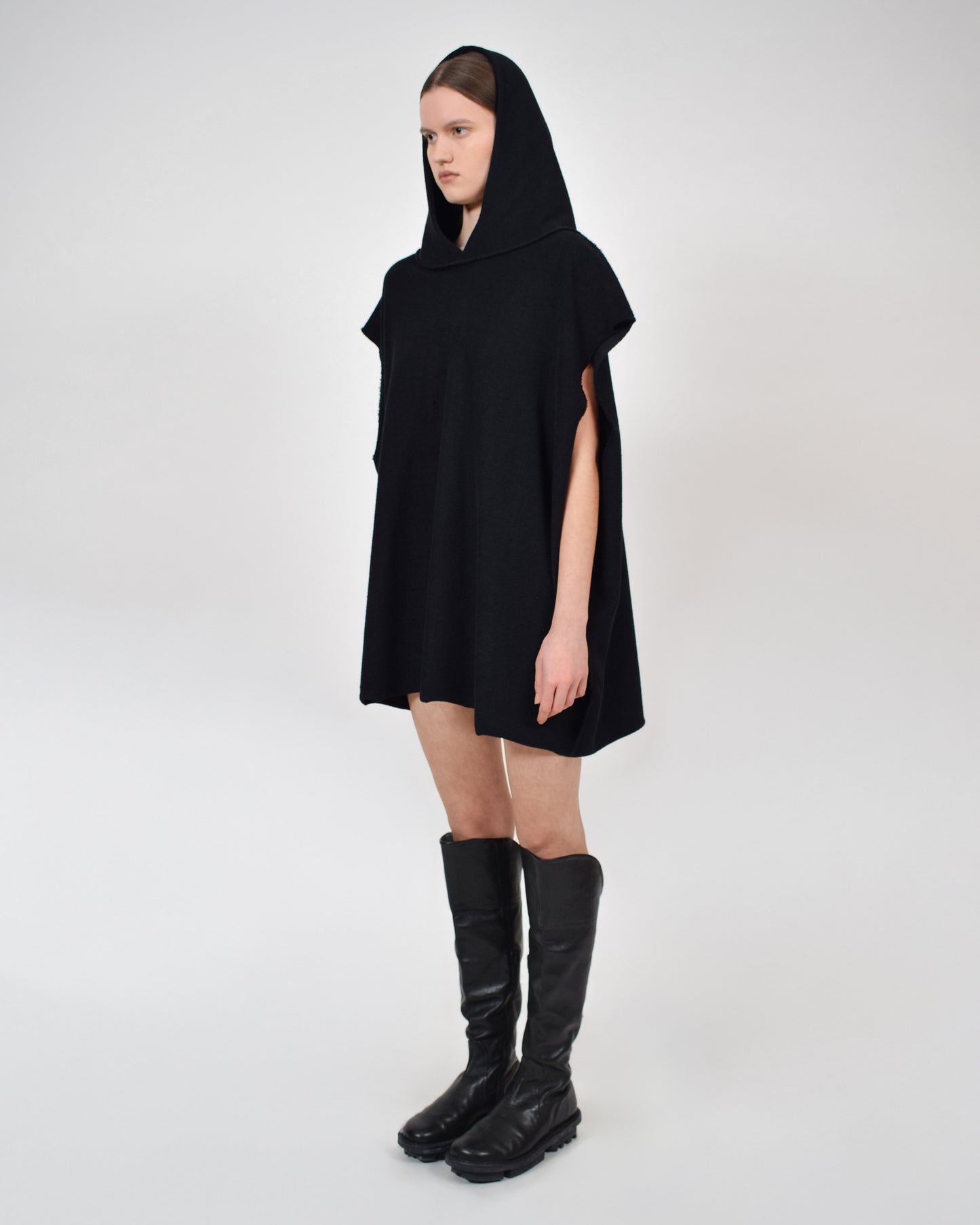 SLEEVELESS INVERTED HOODY